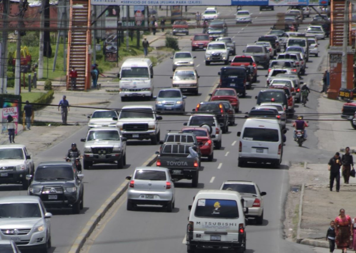 El tránsito en la cabecera de Quetzaltenango es cada vez más intenso lo cual genera estrés. (Foto Prensa Libre: María José Longo)