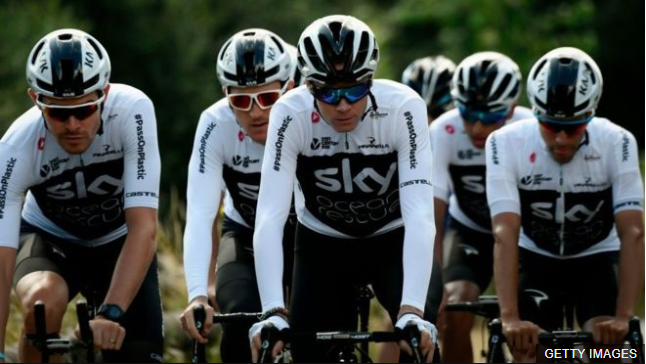 Froome, Thomas y compañía seguirán luciendo el maillot del Sky en 2019. (Foto Prensa Libre: BBC News Mundo)