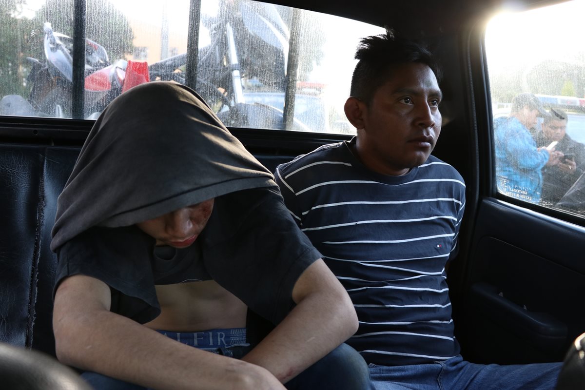 Los capturados son trasladados a la comisaría de la PNC en Quetzaltenango. (Foto Prensa Libre: María Longo)