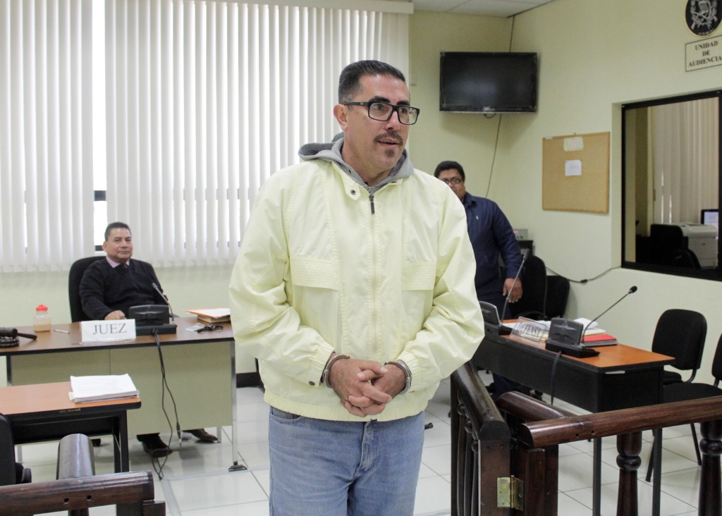 Marlon Morales, 47 años, contador de la municipalidad de Quetzaltenango, fue capturado este viernes, por violencia física contra la mujer.(Foto Prensa Libre: María Longo)