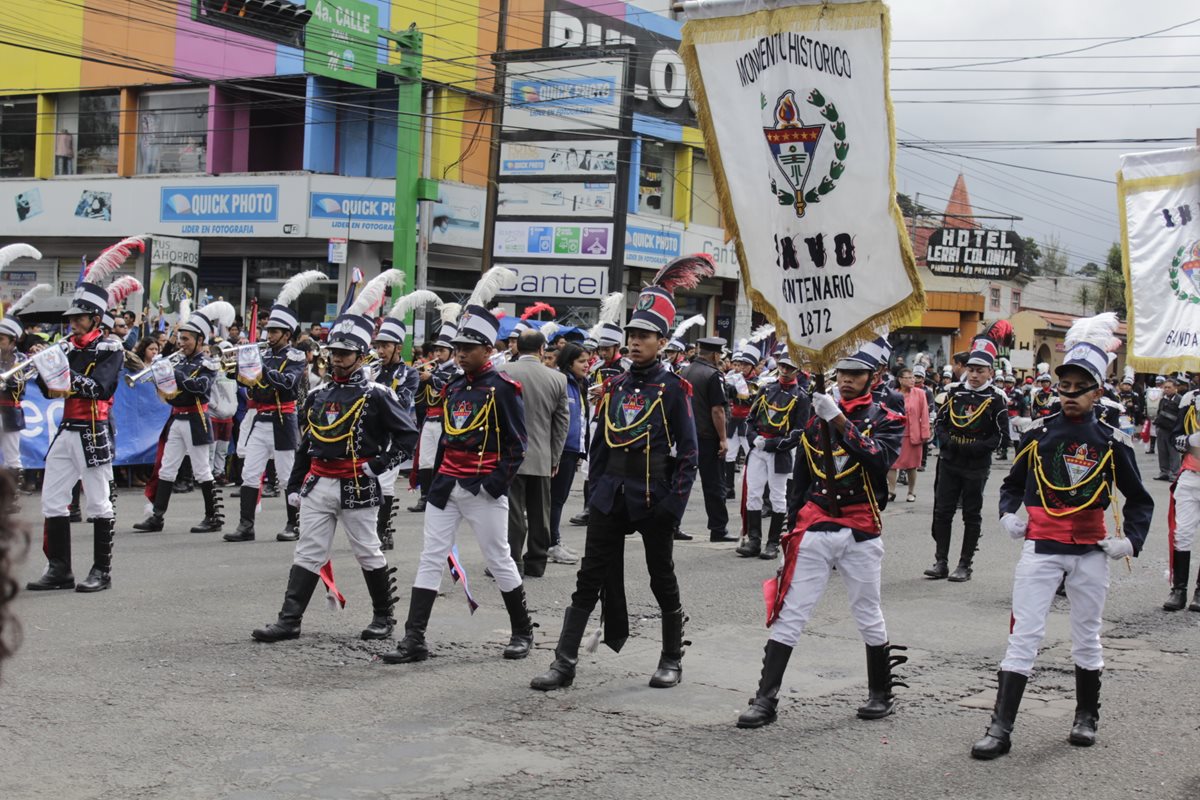 El desfile del 15 de septiembre del nivel medio es uno de los más esperados por los quetzaltecos y visitantes. (Foto Prensa Libre: María José Longo) 
