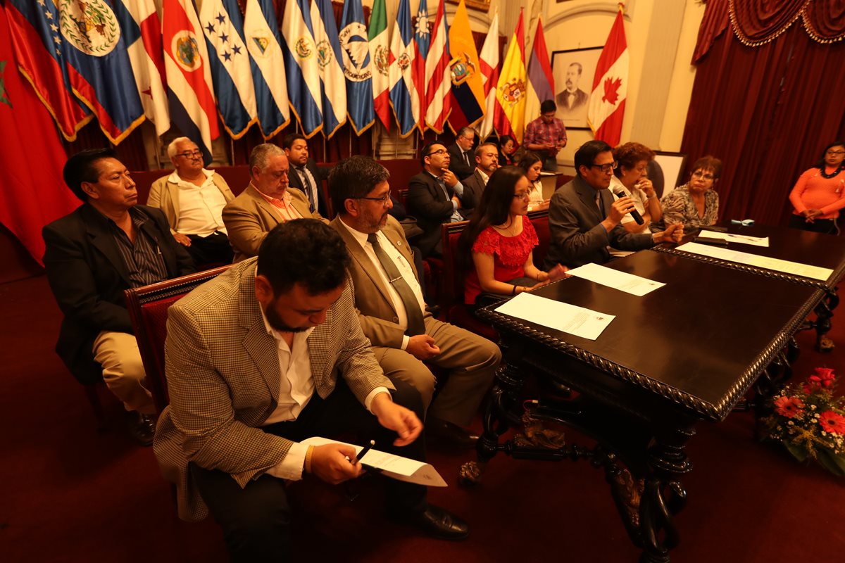 Concejal Julio Lima, alcalde en funciones, detalla cómo la comuna altense logró poner al día el cobro del recibo único. (Foto Prensa Libre: Mynor Toc) 
