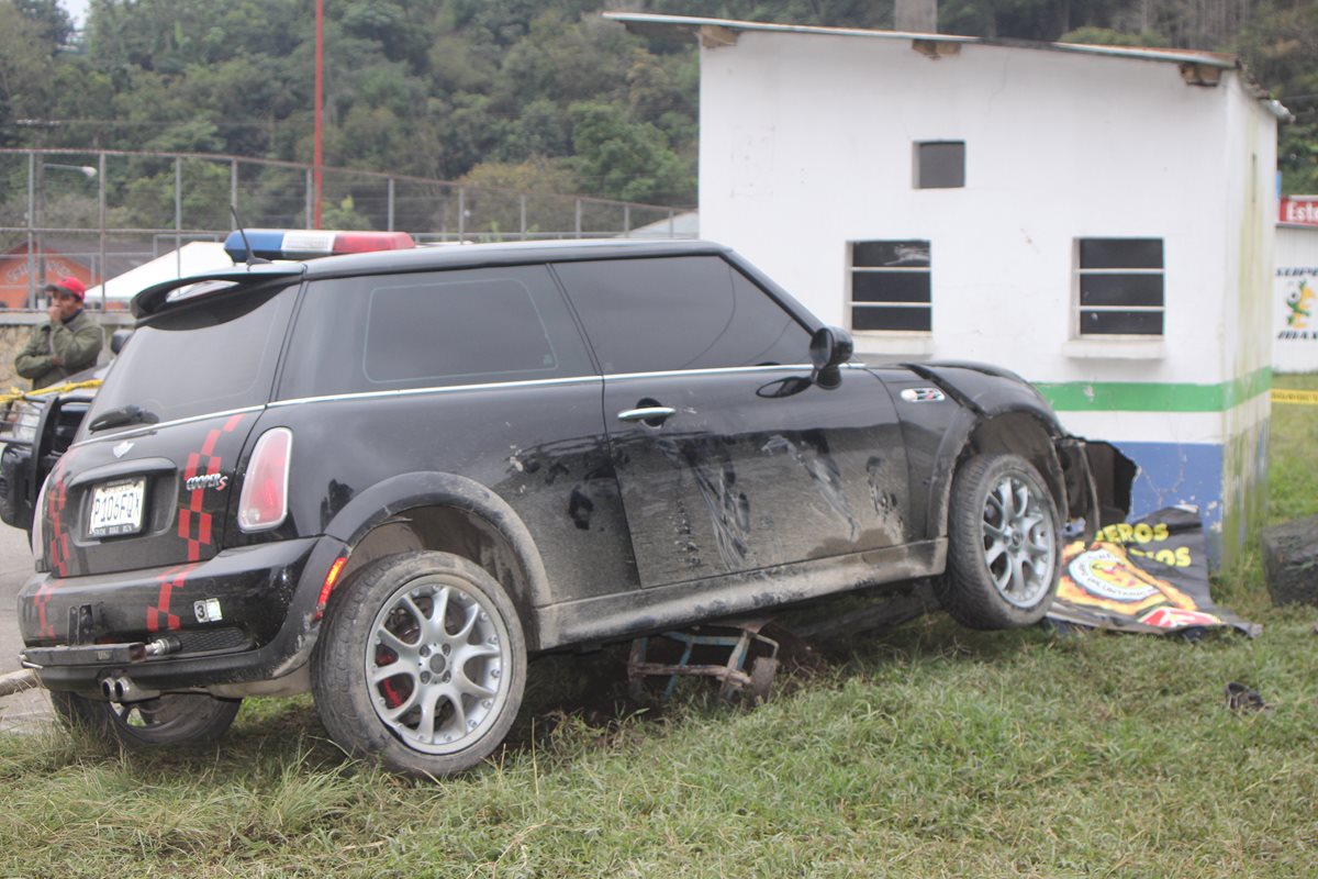 Automóvil queda sobre la mercadería de Pedro Gaspar, quien murió arrollado en Cobán, Alta Verapaz. (Foto Prensa Libre: Ángel Martín Taz)