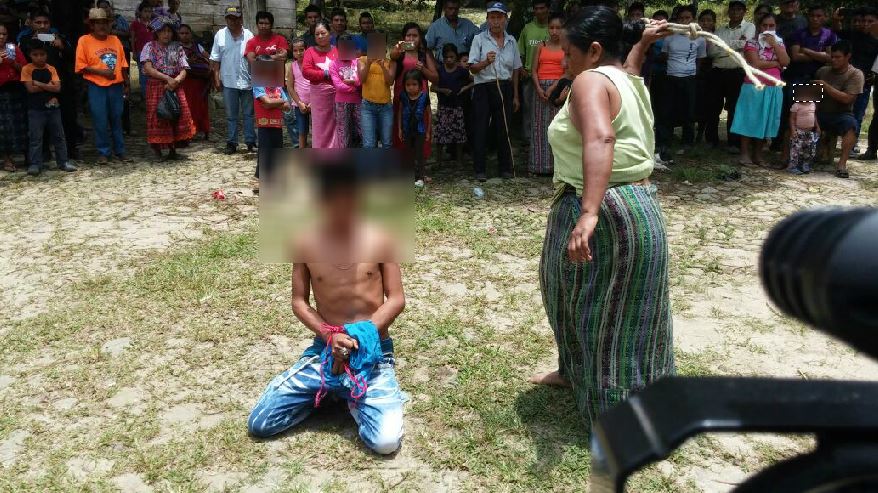 El supuesto delincuente fue llevado al centro de la comunidad donde fue azotado por su madre. (Foto Prensa Libre: Cristian Icó)
