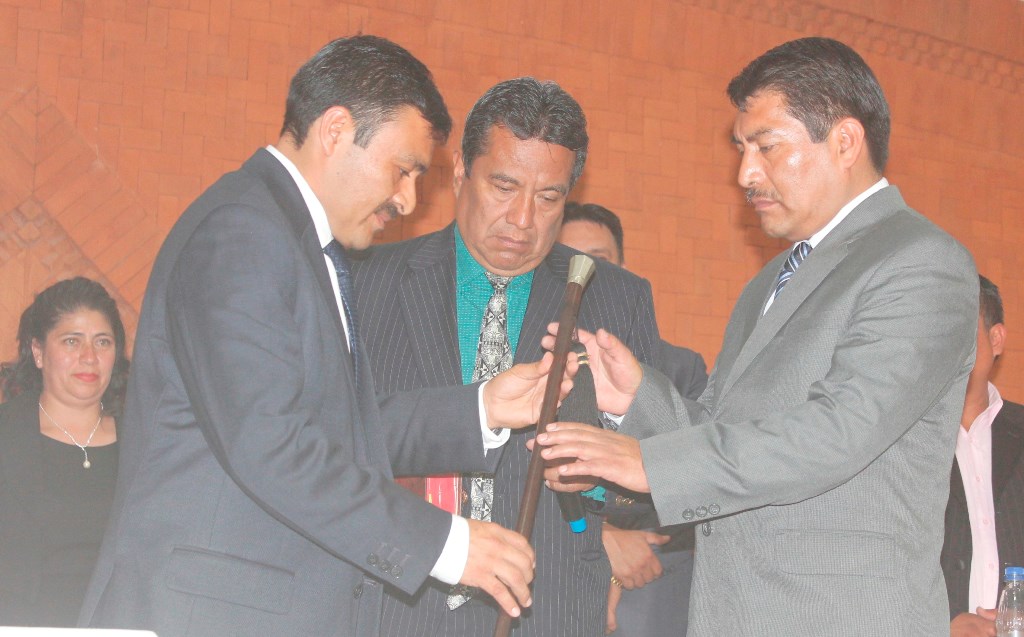 Manolo Méndez -izq- entrega de forma simbólica la vara edilicia de El Tejar, Chimaltenango, a Juan José Cúa, en el acto protocolario. (Foto Prensa Libre: Víctor Chamalé).