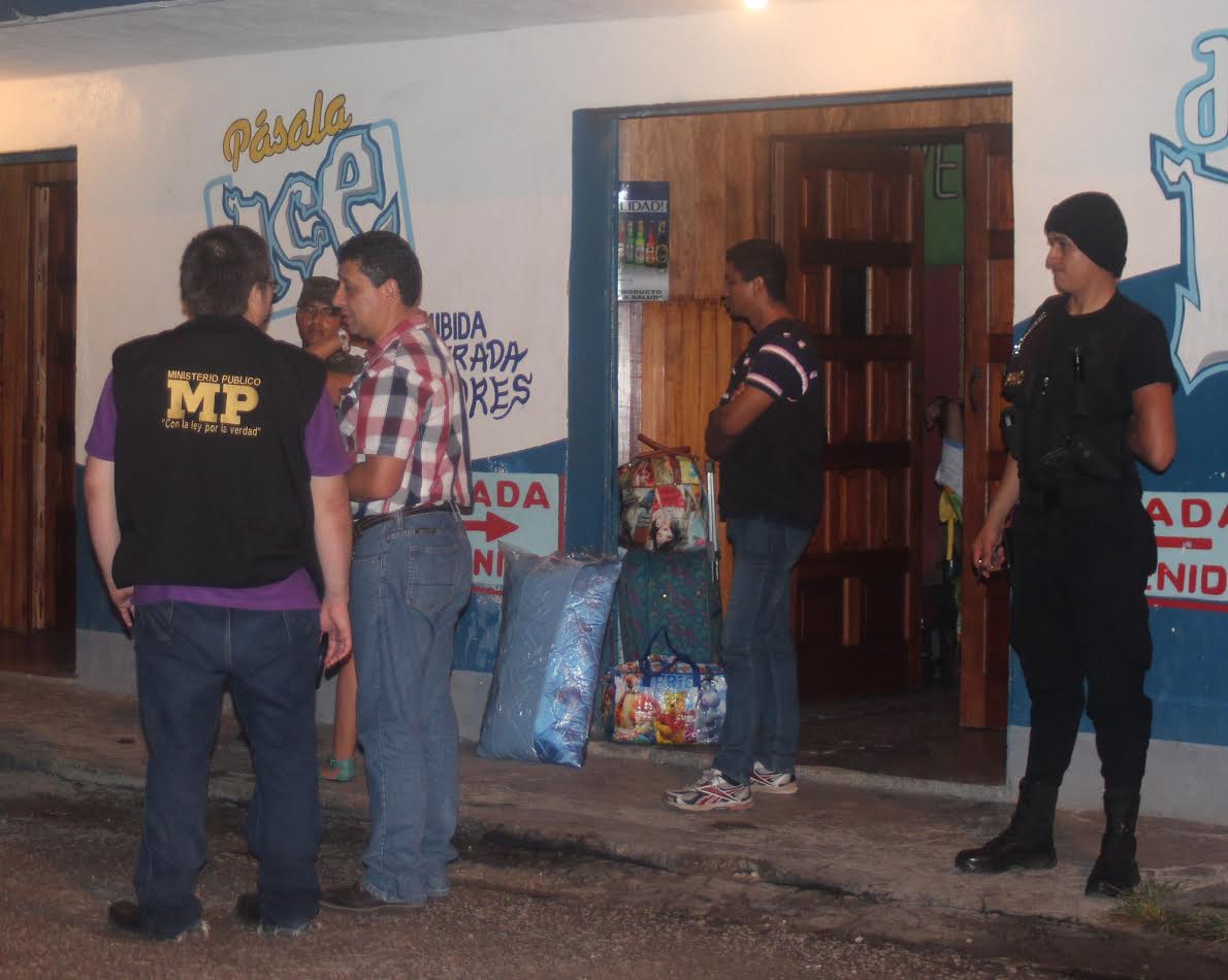 Fuerzas de seguridad efectúan allanamientos en Melchor de Mencos y San Benito, Petén. (Foto Prensa Libre: Rigoberto Escobar)