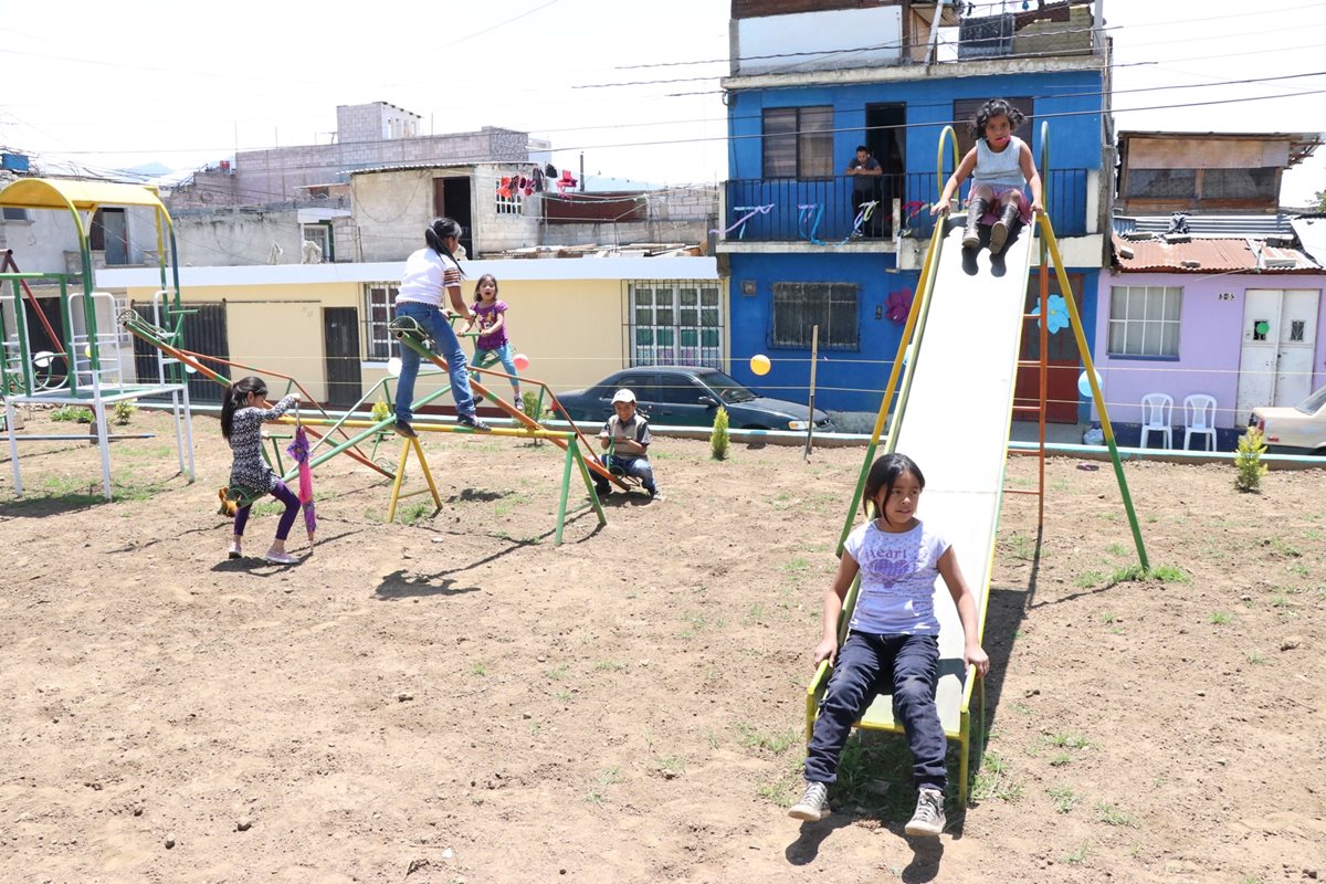 Niños juegan en el parque en el que Nancy Paola solía jugar de pequeña. (Foto Prensa Libre: María José Longo)