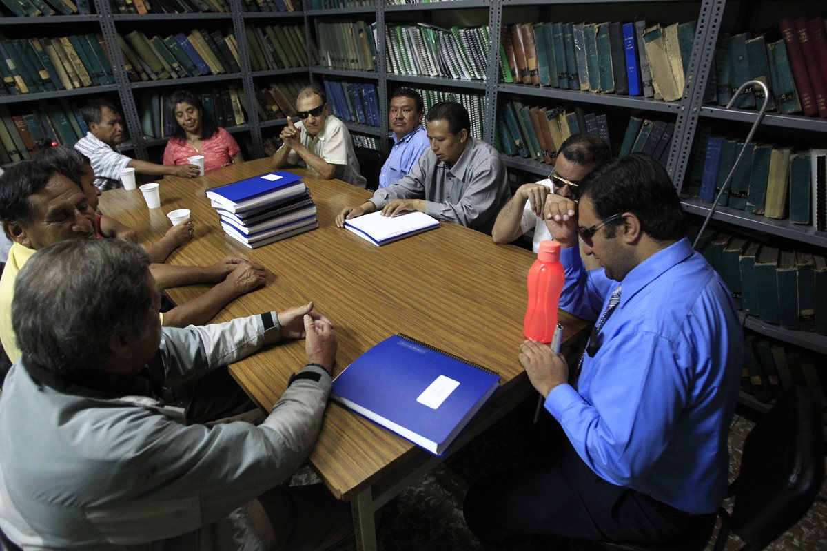 Un grupo de personas no videntes se reúnen dos jueves al mes en un club de lectura para conversar sobre temas bíblicos, en la sede de la Biblioteca Braille.(Foto Prensa Libre: Carlos Hernández)