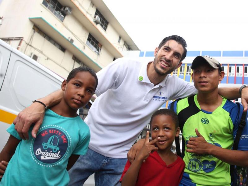 El guardameta panameño, Jaime Penedo, junto a pequeños del Hospital del Niño, en Panamá. (Foto Prensa Libre: cortesía Aris Martínez/ La Estrella de Panamá)
