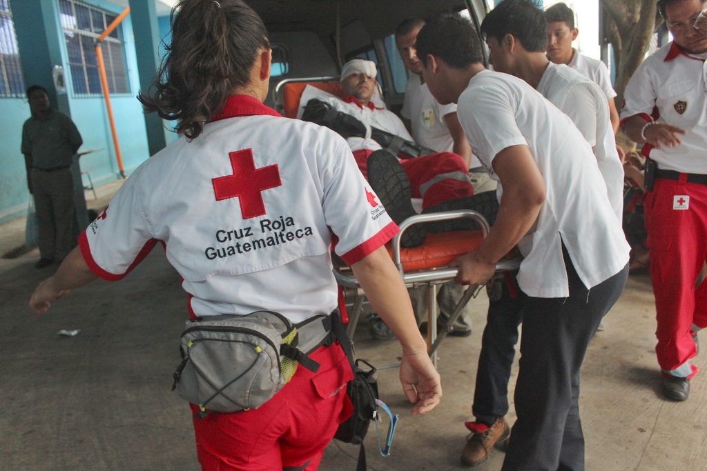 Los socorristas heridos son trasladados al hospital regional de Coatepeque, Quetzaltenango. (Foto Prensa Libre: Alexander Coyoy).