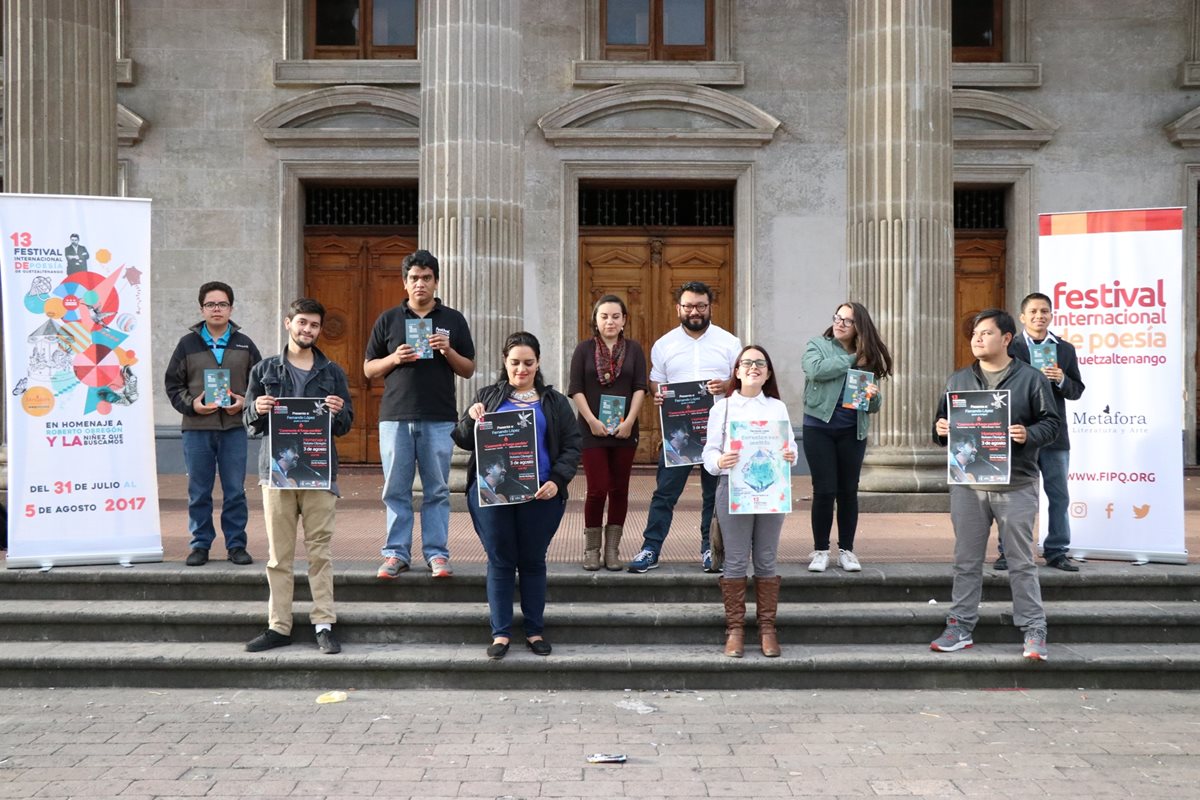 Voluntarios y organizadores del FIPQ están listos para recibir a los artistas y público en el Teatro Municipal de Quetzaltenango, donde el jueves será la inauguración oficial (Foto Prensa Libre: María José Longo).