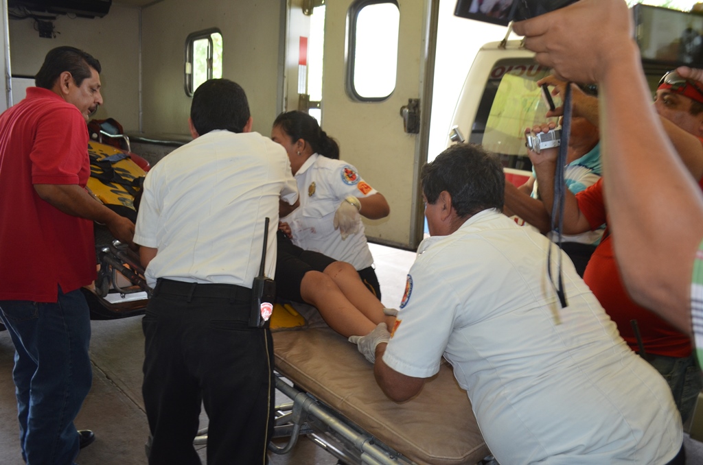 Socorristas auxilian a una de los dos menores que resultaron heridas en El Asintal, Retalhuleu. (Foto Prensa Libre: Jorge Tizol).