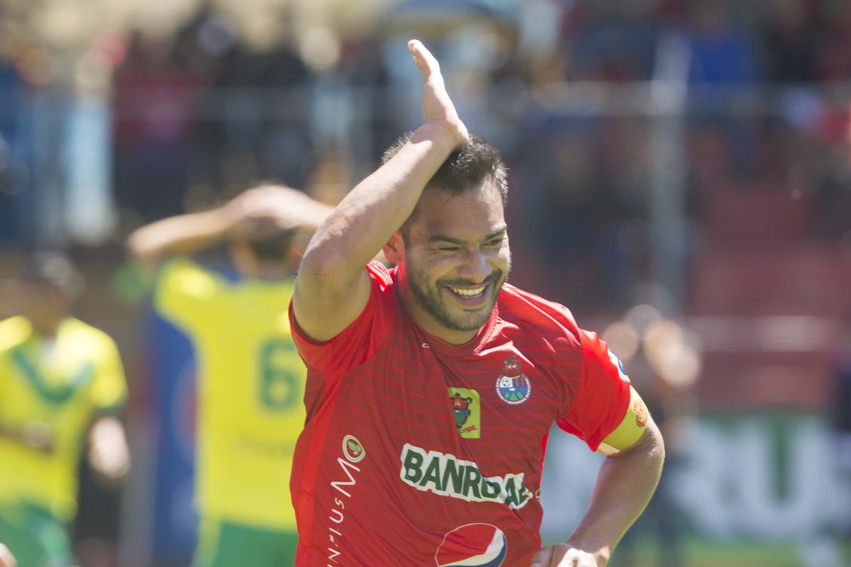 Así festejó Carlos el Pescado Ruiz, en El Trébol. (Foto Prensa Libre: Norvin Mendoza)