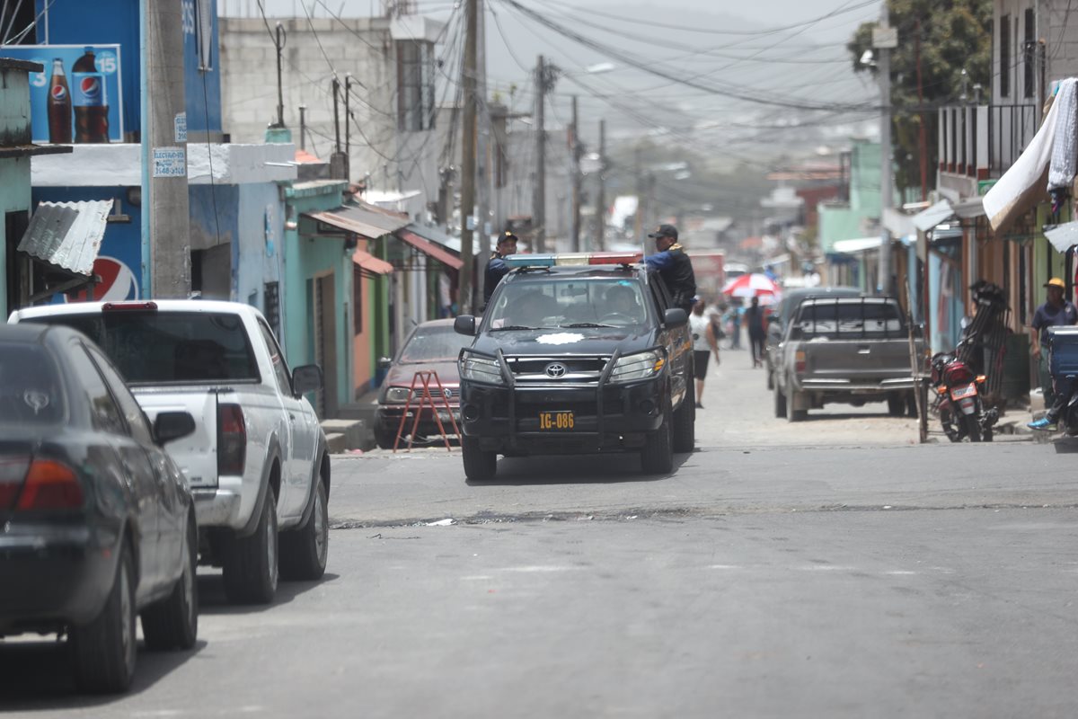 Una patrulla circula en las calles de Bárcenas, Villa Nueva, después del aparecimiento de "patrullas civiles". (Foto Prensa Libre: Érick Ávila)