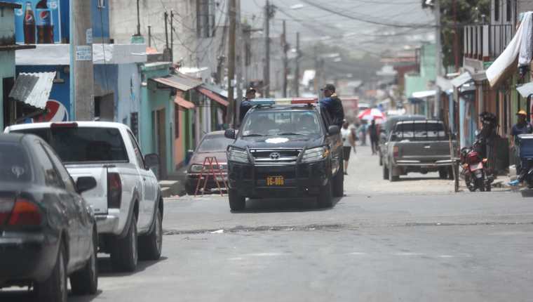 Una patrulla circula en las calles de Bárcenas, Villa Nueva, después del aparecimiento de "patrullas civiles". (Foto Prensa Libre: Érick Ávila)