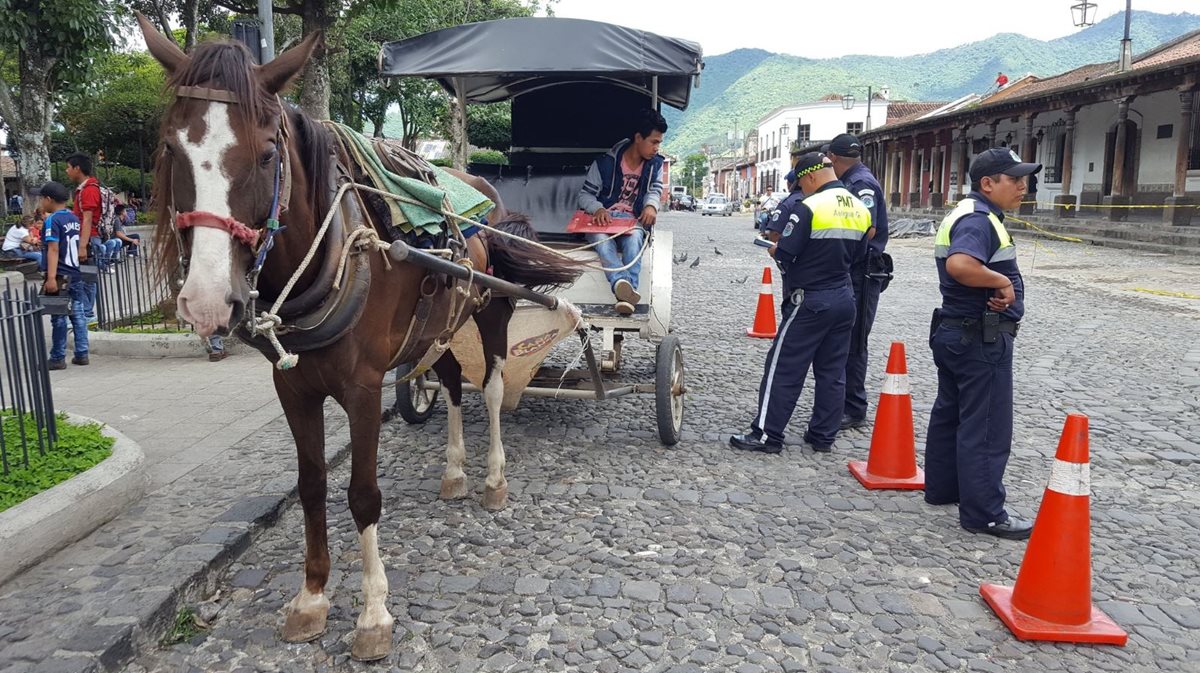Agentes de Tránsito, durante un operativo en el parque central de Antigua Guatemala. (Foto Prensa Libre: Julio Sicán)