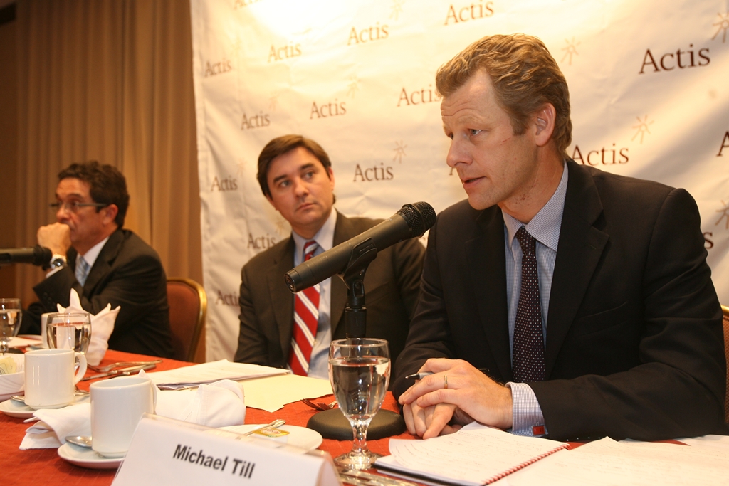 Ejecutivos de Actis durante el anuncio del acuerdo por medio del cual adquirieron las distribuidoras Deorsa y Deocsa en el 2011. (Foto Prensa Libre: Hemeroteca PL)