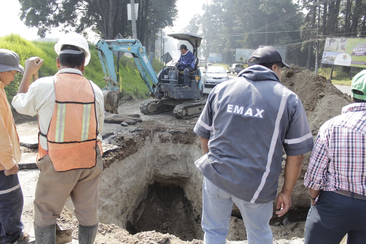 Trabajadores municipales empiezan trabajos de reparación de tuberías en la zona 8 de Xela. (Foto Prensa Libre: María José Longo)