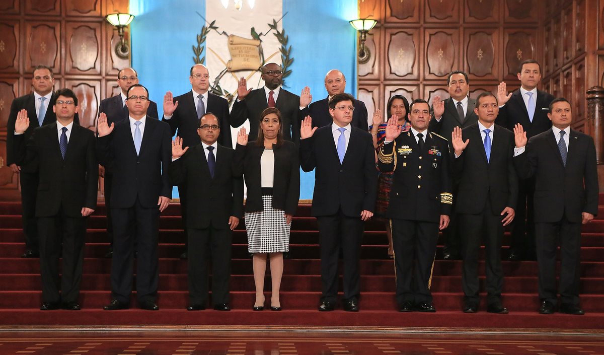 Sherry Ordoñez, al centro, durante la juramentación del Gabinete el pasado jueves en el Palacio Nacional. (Foto Prensa Libre)