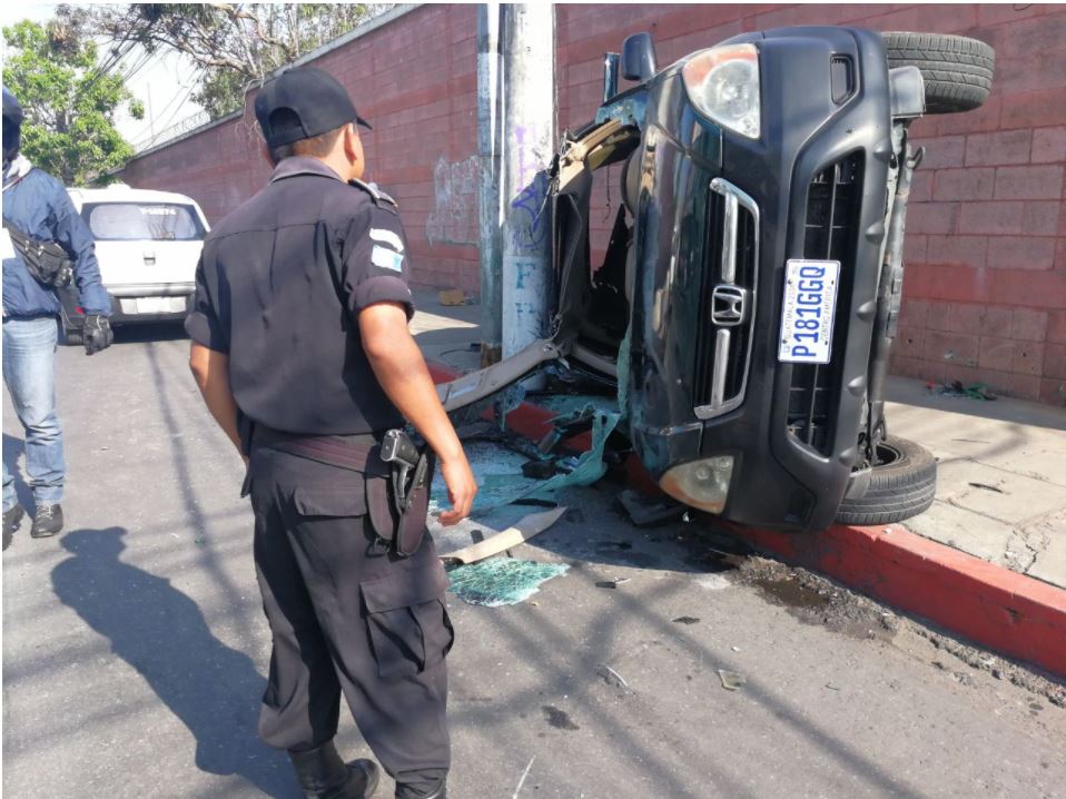 Accidente de tránsito, en la 1a. avenida y 12 calle de la zona 1, deja dos personas heridas, trasladadas a un hospital privado. (Foto Prensa Libre: Carlos Hernández)