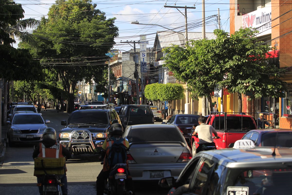 Comercios y tráfico automovilístico se observa en el Barrio Moderno, primer lugar a donde se trasladó la capital después del cambio de Antigua Guatemala. (Foto Prensa Libre: Edwin Bercián)