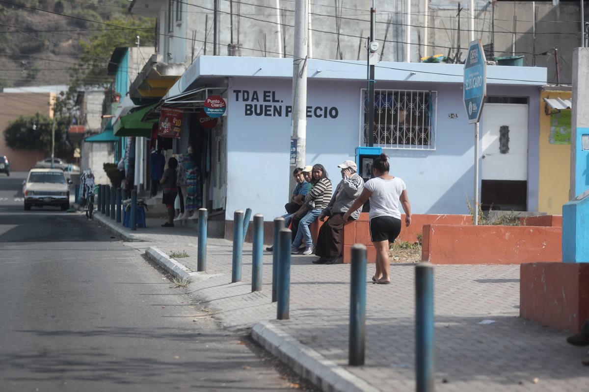 Las calles del Búcaro lucen solitarias, debido al temor de las amas de casa de salir de sus viviendas. (Foto Prensa Libre: Érick Ávila)
