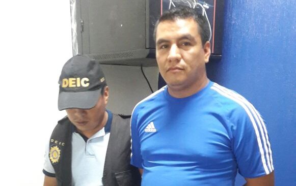 Saúl Ermitaño de León Ruiz es capturado en la cabecera de Retalhuleu, por un caso de tumbe de droga ocurrido en el 2015. (Foto Prensa Libre: PNC)