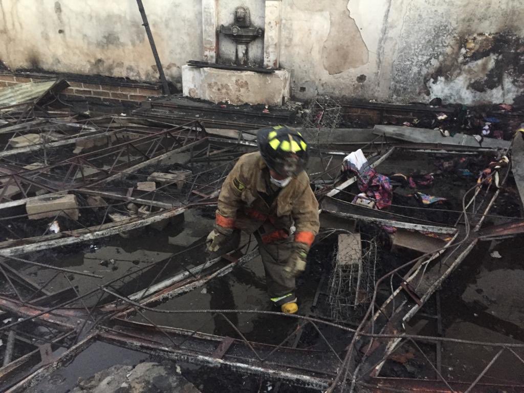 Socorristas descombran el área del incendio que esta madrugada redujo a cenizas varios locales en la Calle del Arco, Antigua Guatemala. (Foto Prensa Libre: Cortesía)