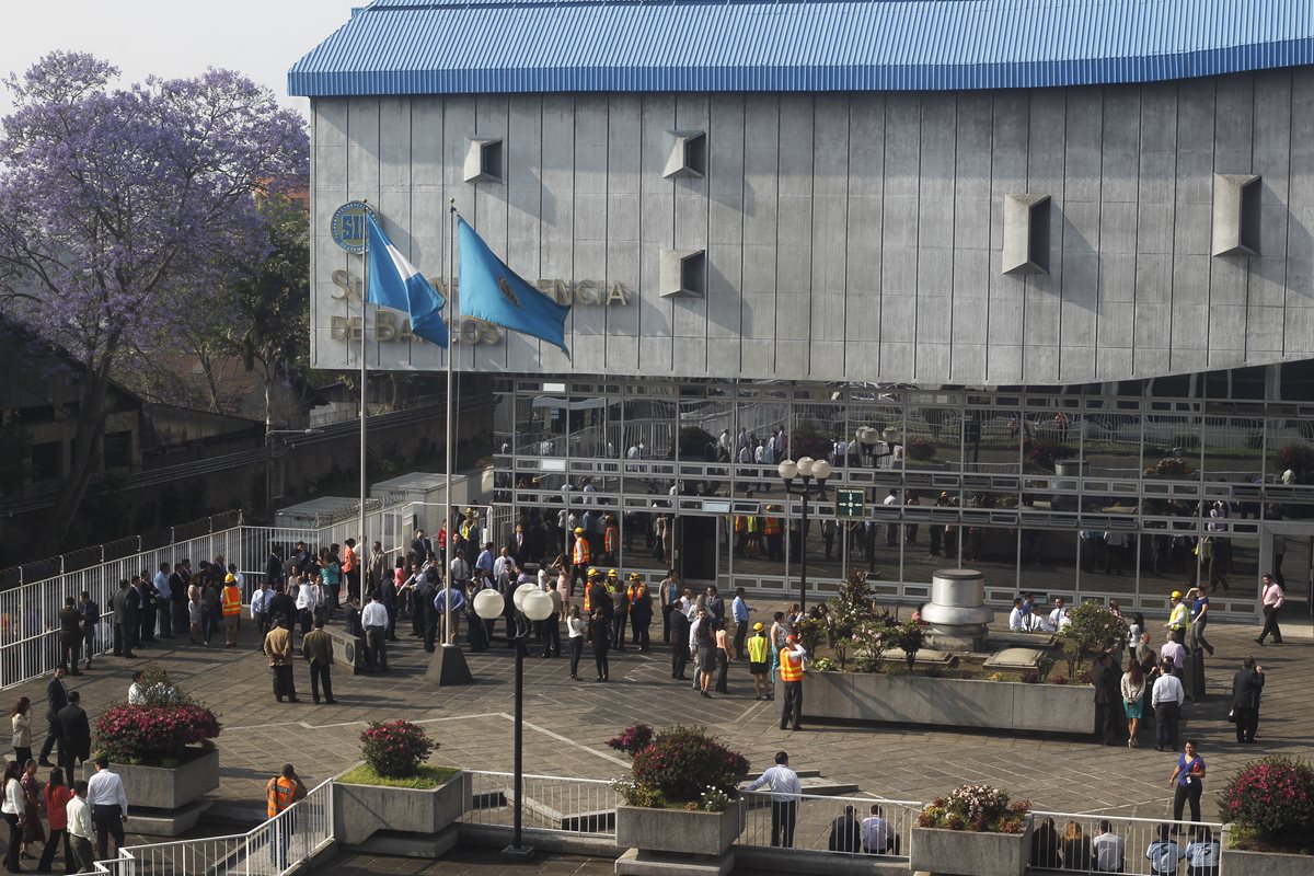 El informe de la SIB refiere que el sistema obtuvo menos utilidades a mayo último. (Foto Prensa Libre: Hemeroteca PL)