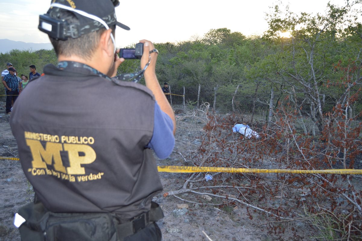 Peritos del Ministerio Público recaban evidencias en la cabecera de Zacapa, donde fue ultimado un hombre. (Foto Prensa Libre: Víctor Gómez)