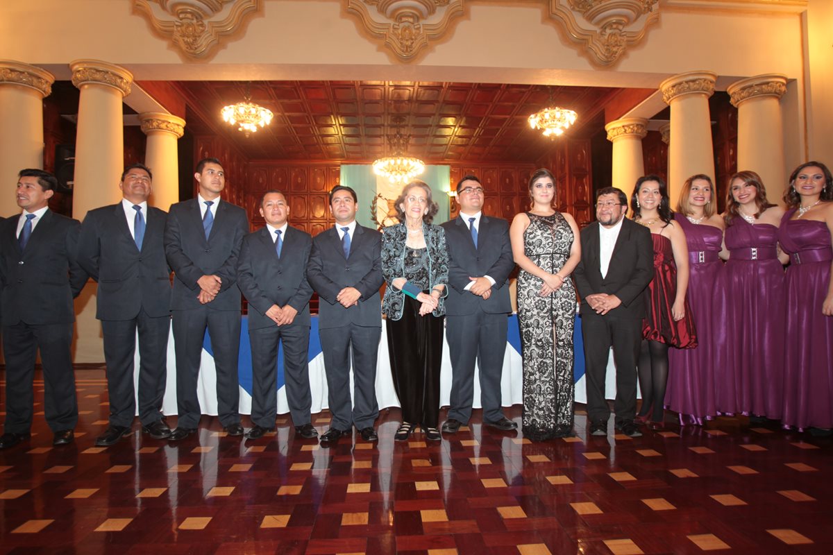 Algunos ganadores acompañan a María Eugenia Gordillo en la presentación del libro. (Foto Prensa Libre: Cortesía María Eugenia Gordillo)