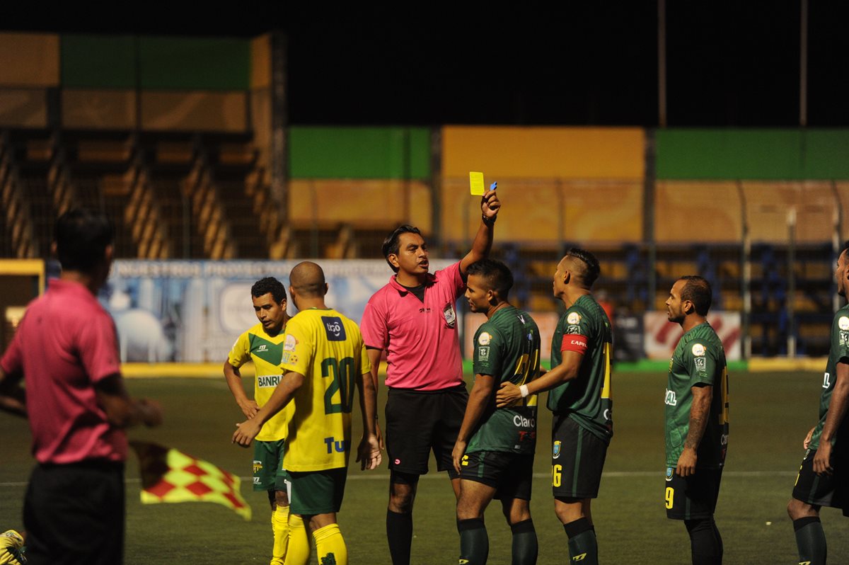 Éver López dirigó el partido entre Petapa y Guastatoya. (Foto Prensa Libre: Edwin Fajardo)