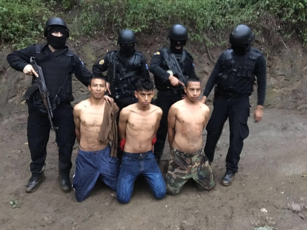 Los tres aprehendidos son custodiados por agentes de la PNC en El Progreso. (Foto Prensa Libre: PNC)