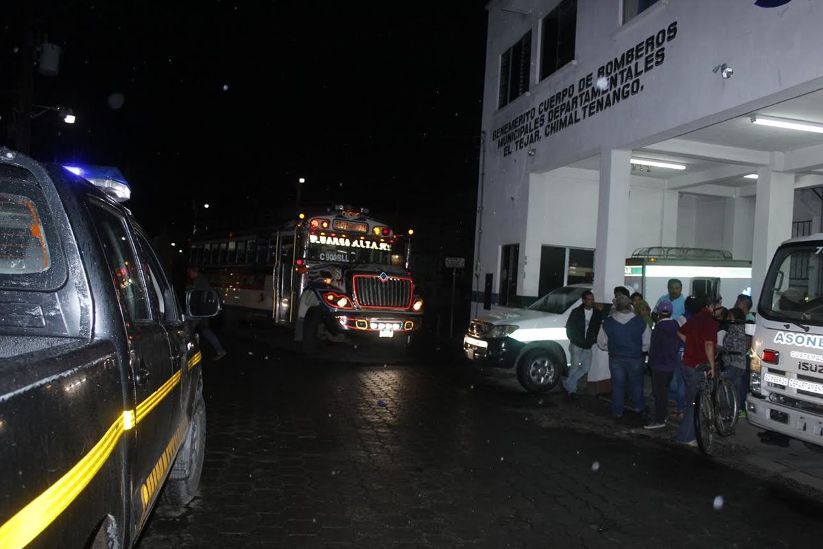 Socorristas atienden a pasajeros afectados durante asalto en El Tejar, Chimaltenango. (Foto Prensa Libre: Víctor Chamalé)