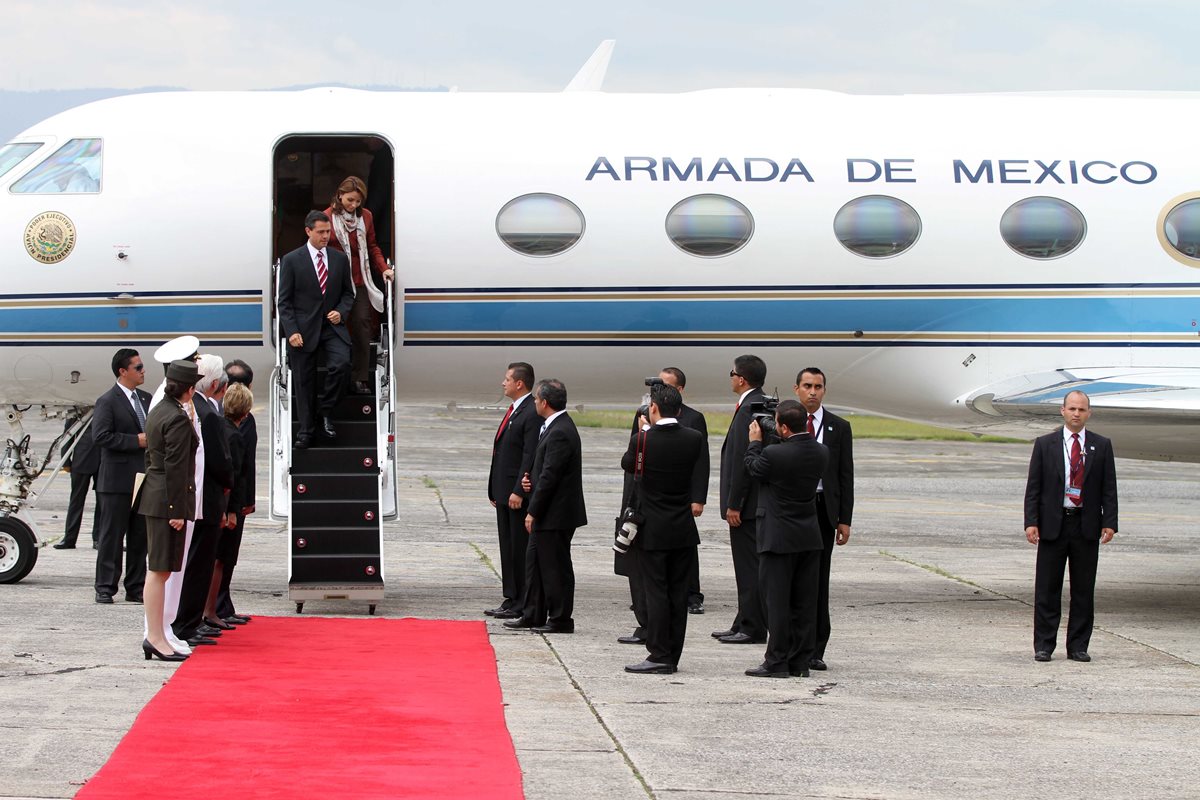 El presidente Enrique Peña Nieto (D) y su esposa Angélica Rivera (L) visitaron Guatemala en el 2012, como parte de una gira por Latinoamérica. (Foto Prensa Libre: Hemeroteca PL)