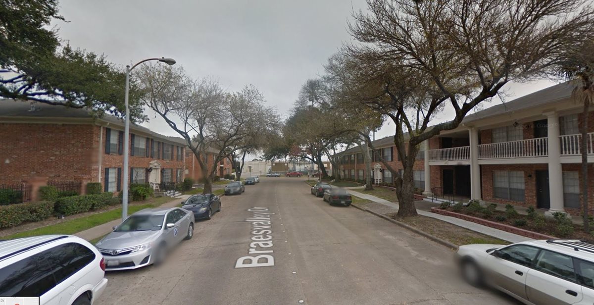 El hecho ocurrió en la calle 5400 Braes Valley Drive, Houston, cuando el padre del bebé le enseñaba a caminar. (Foto Prensa Libre: Google Maps)