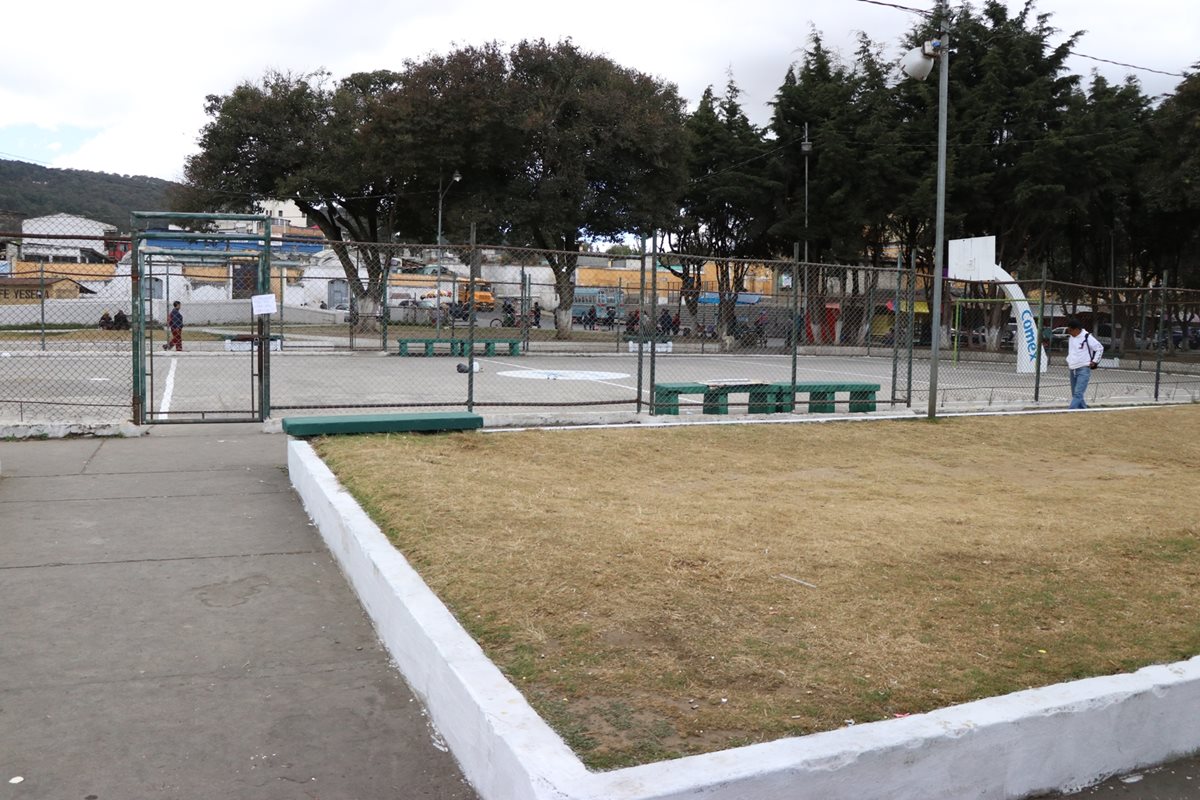 Los vecinos tienen el propósito de modernizar el parque y que tenga más áreas de recreación. (Foto Prensa Libre: María José Longo)