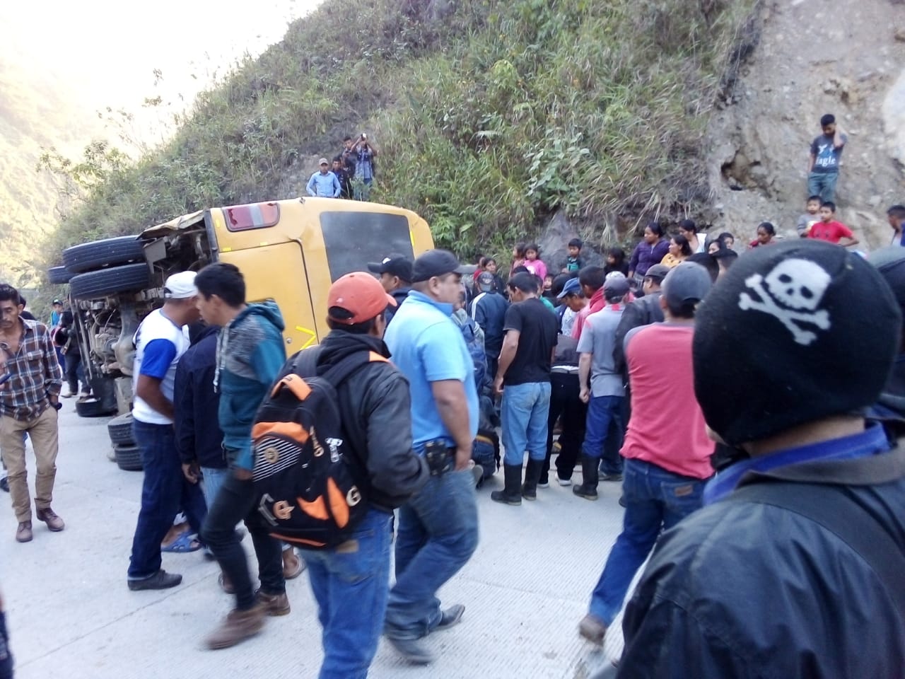 Un microbús volcó en la ruta de Tamahú a Cobán, Alta Verapaz. (Foto Prensa Libre: Cortesía)