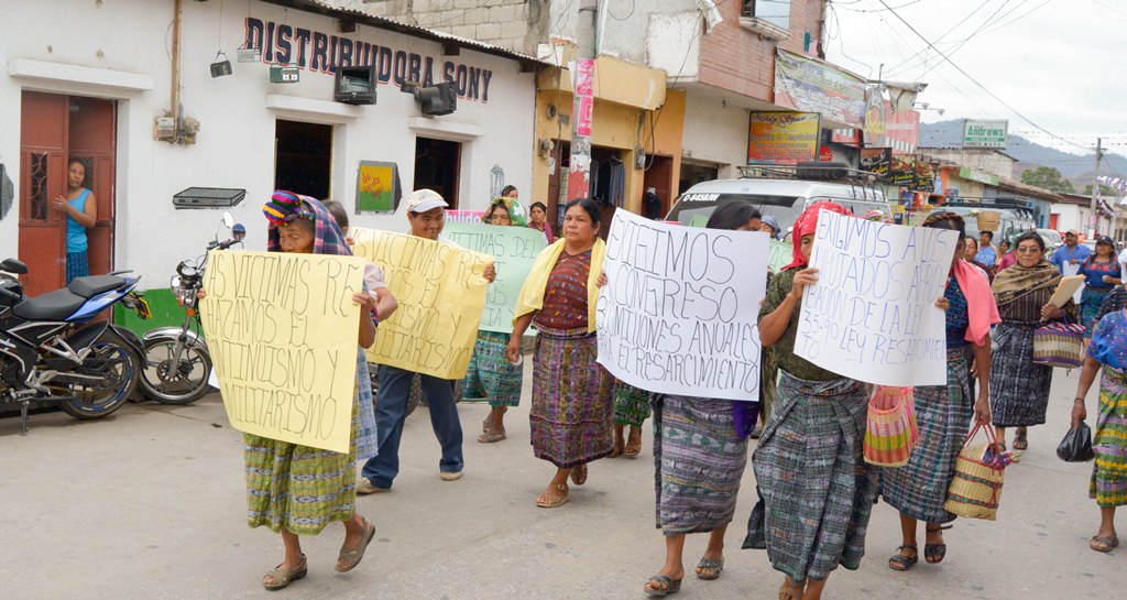 Familiares de víctimas de la guerra exigen justicia en Rabinal, Baja Verapaz. (Foto Prensa Libre: Carlos Grave).