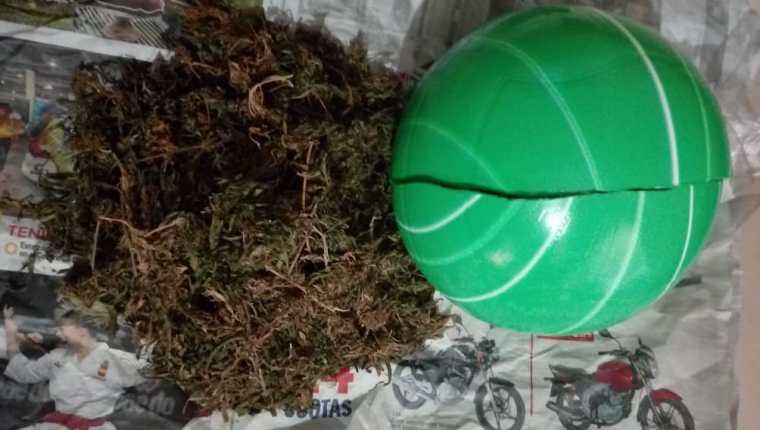 Un hombre intentaba ingresar una pelota con marihuana a la cárcel de hombres de Jalapa. (Foto Prensa Libre: PNC)