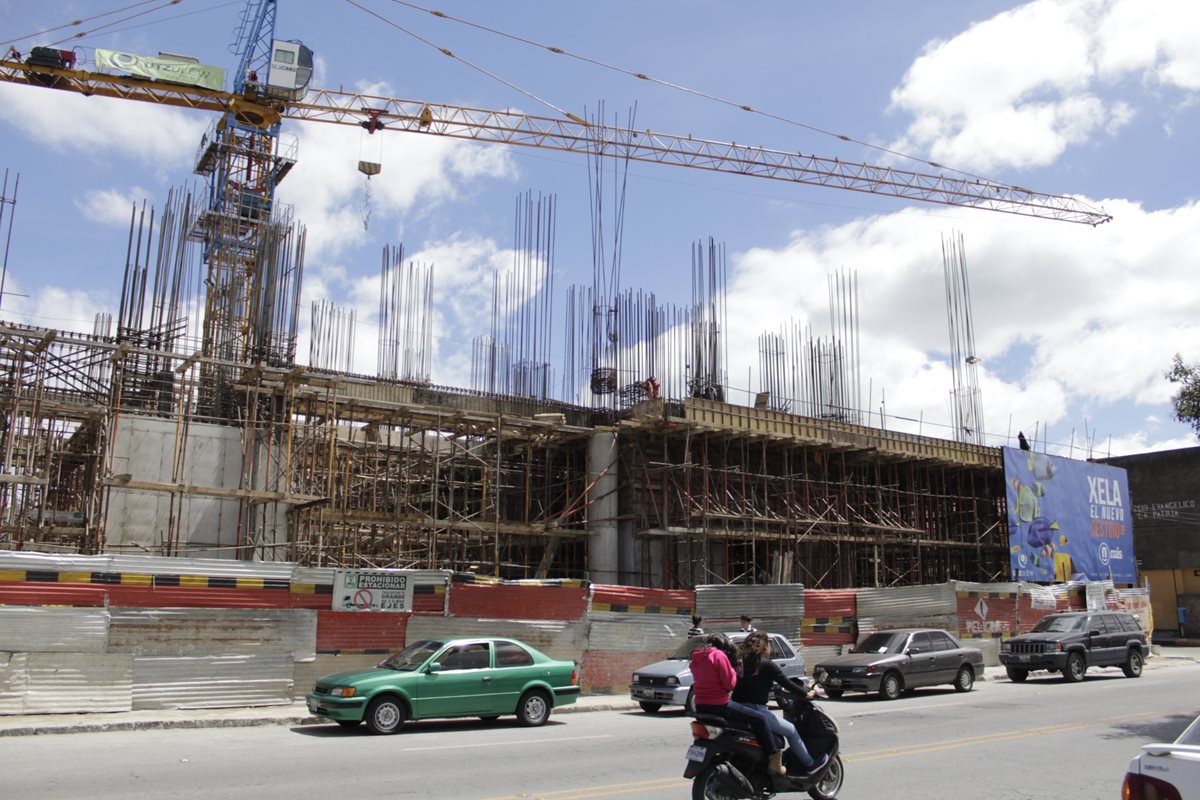 La construcción del centro comercial, la cual fue suspendida por más de 45 días, se encuentra en la zona 3 de Xela. (Foto Prensa Libre: María Longo)
