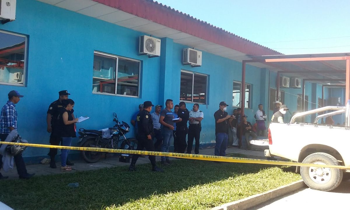 Una de las víctimas de la violencia fue llevada al Hospital Regional de San Benito, pero falleció debido a la gravedad de las heridas. (Foto Prensa Libre: Rigoberto Escobar)
