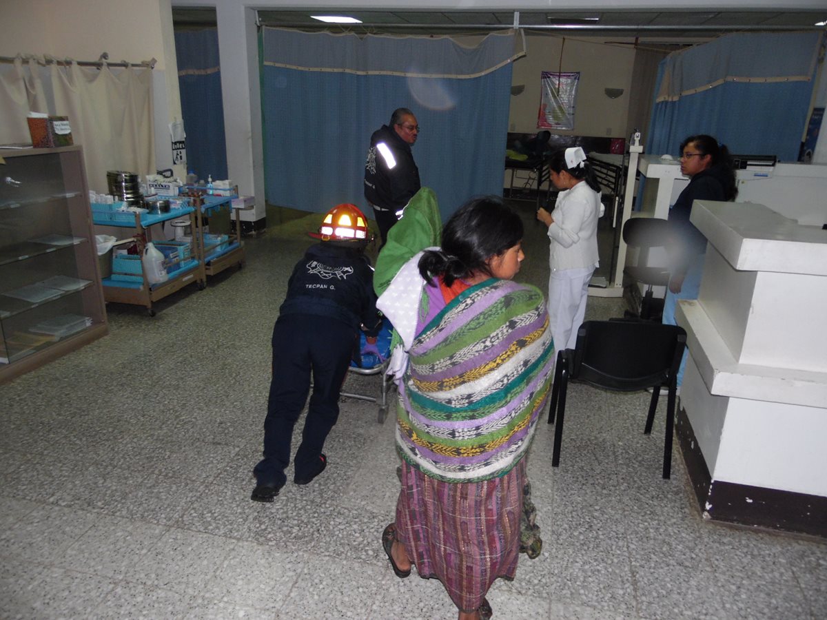 Socorristas trasladan al Centro de Urgencias Médicas de Chimaltenango a un adolescente que fue vapuleado. (Foto Prensa Libre: José Rosales)