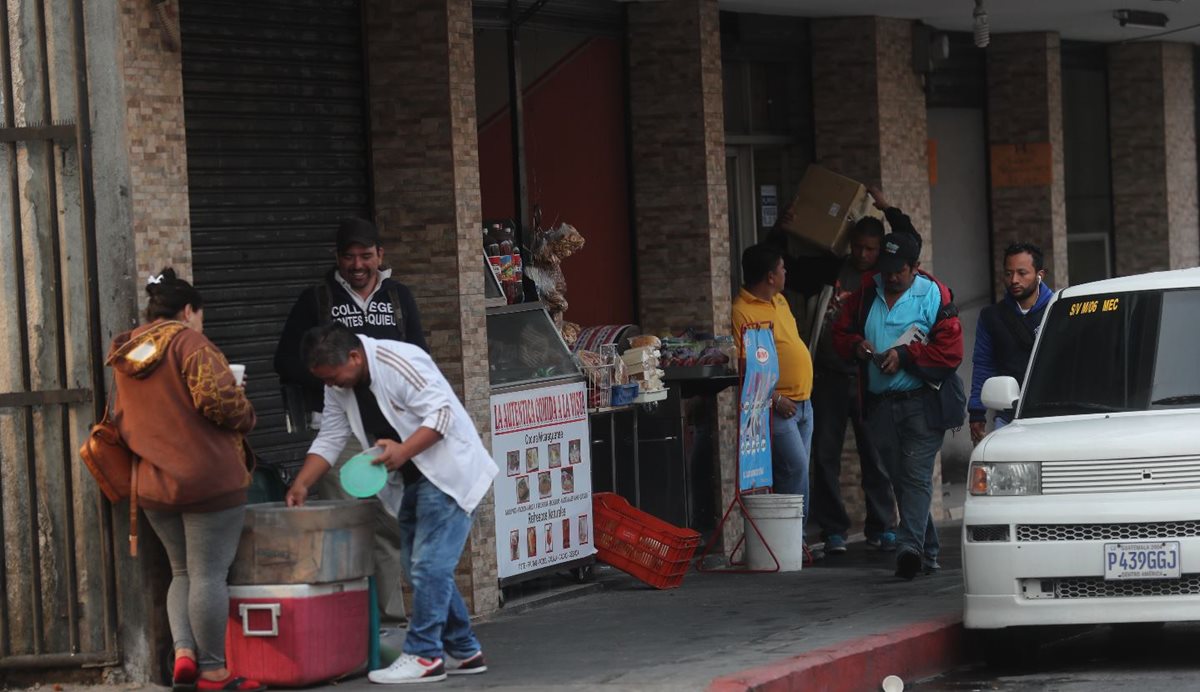 Nicaragüenses se movilizan por la 9a. avenida de la zona 1 capitalina, donde residen y también laboran. (Foto Prensa Libre: Érick Ávila)