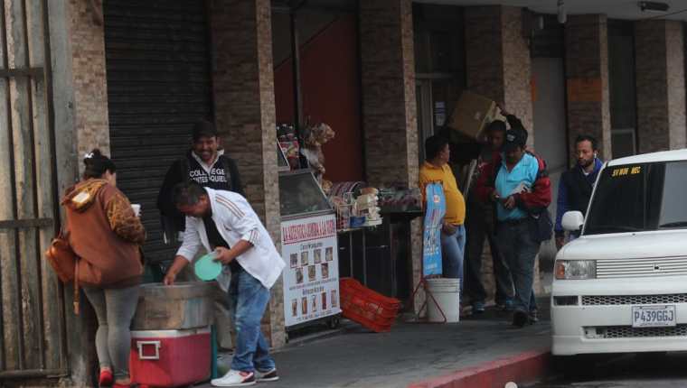 Nicaragüenses se movilizan por la 9a. avenida de la zona 1 capitalina, donde residen y también laboran. (Foto Prensa Libre: Érick Ávila)