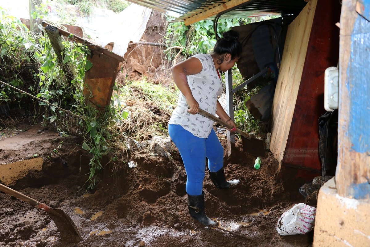 Una vecina de Santa Rosa, Santa Lucía Milpas Altas, Sacatepéquez, limpia el patio de su casa, luego de que fuera afectada por inundaciones. (Foto Prensa Libre: Julio Sicán)