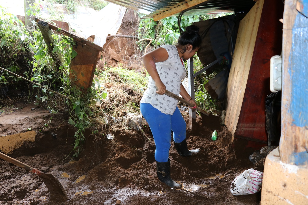 Una vecina de Santa Rosa, Santa Lucía Milpas Altas, Sacatepéquez, limpia el patio de su casa, luego de que fuera afectada por inundaciones. (Foto Prensa Libre: Julio Sicán)