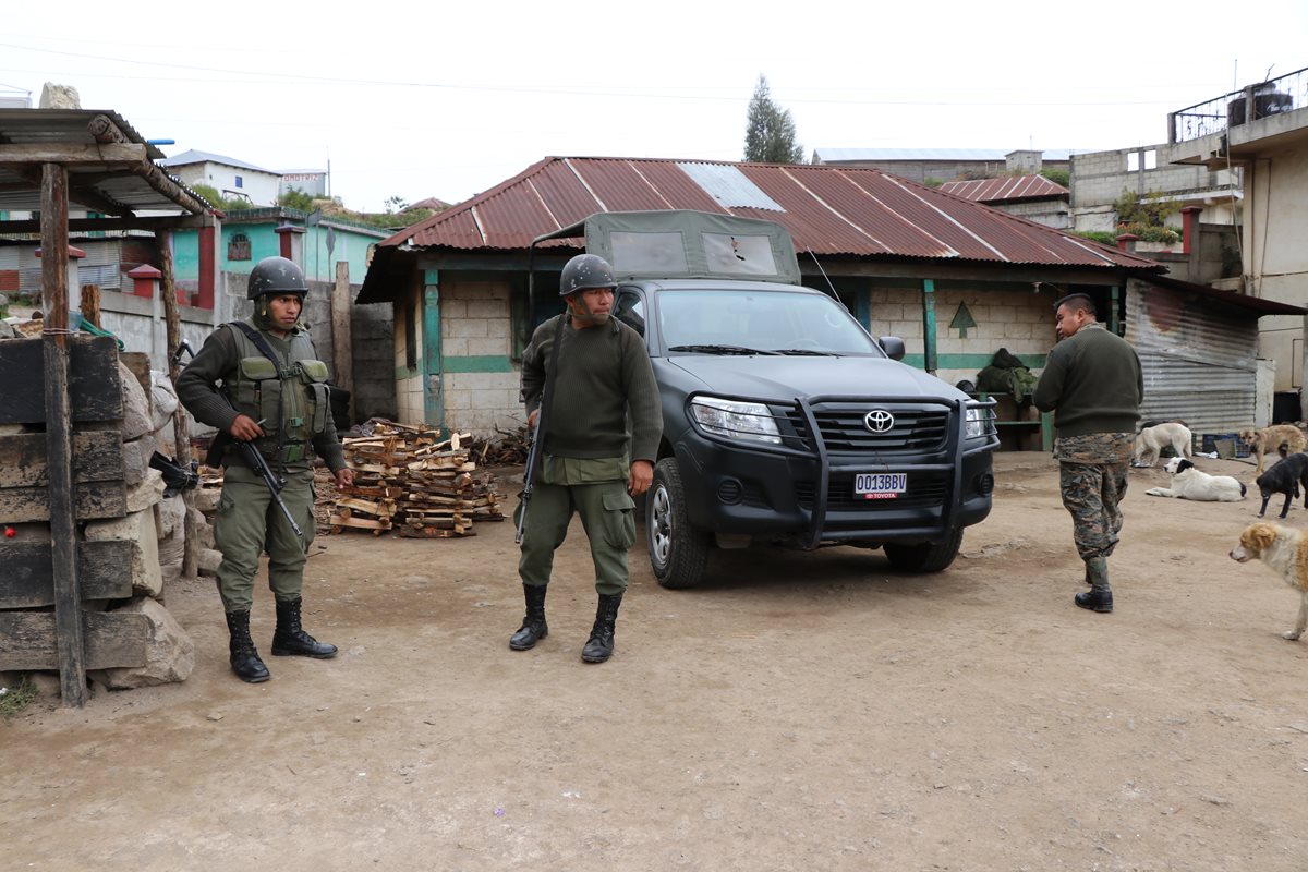 Soldados vigilan en el área de conflicto, donde aún se mantienen los enfrentamientos entre pobladores. (Foto Prensa Libre: Whitmer Barrera).