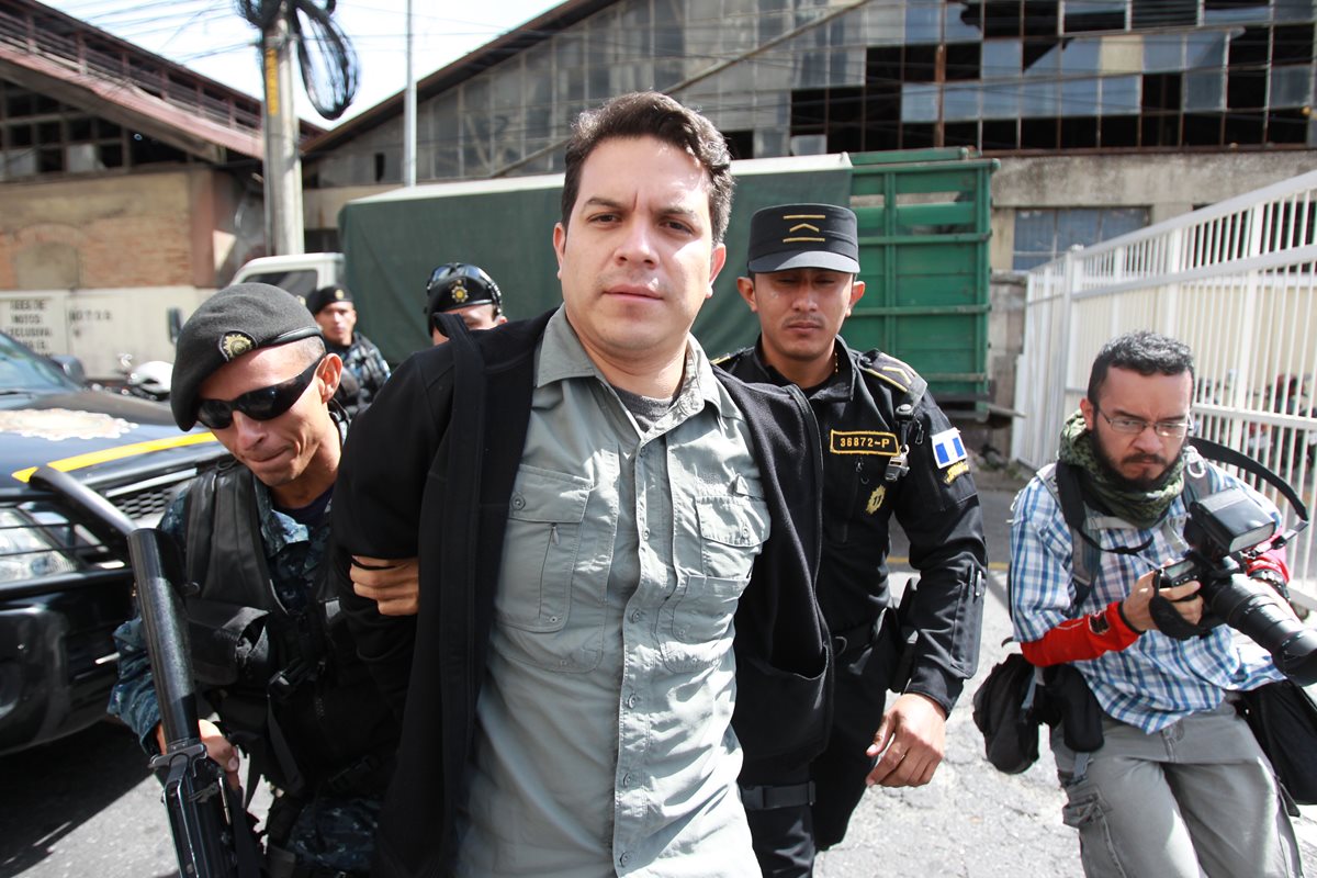 José Javier Donis Álvarez, gerente del Seguro Social, es llevado a la Torre de Tribunales. (Foto Prensa Libre: Estuardo Paredes)