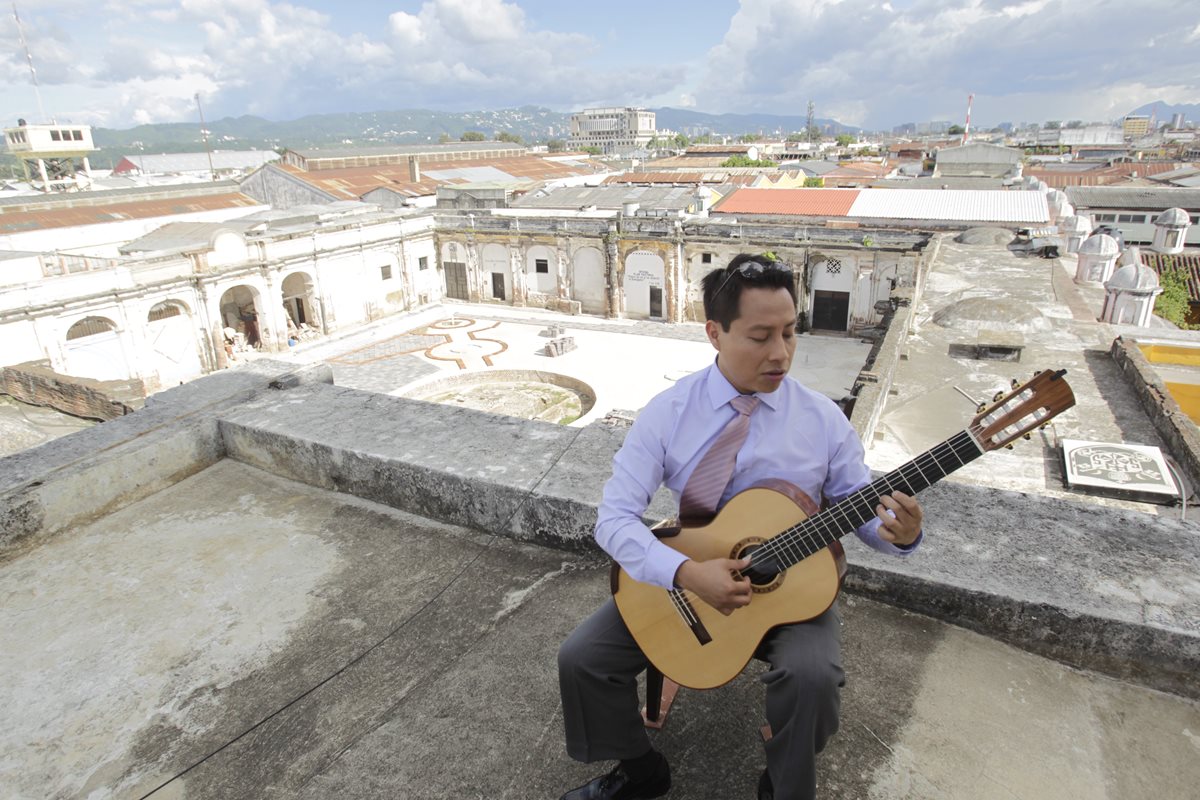 Luis Ju?árez Quixtán, guitarrista guatemalteco, brinda una demostraci?ón de su talento en la Iglesia Santo Domingo. (Foto Prensa Libre: Edwin Bercián).